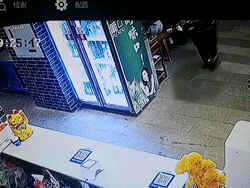 Clip: Bé trai bị cả nồi nước súp nóng đổ lên mặt khi nô đùa trong nhà hàng