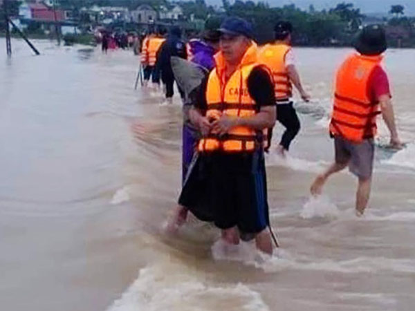 Tìm thấy thi thể 2 vợ chồng bị nước lũ cuốn trôi sau khi đi khám bệnh về