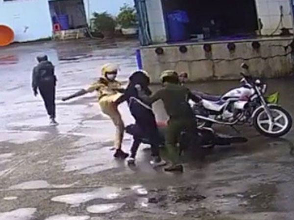 Mẹ của thiếu niên bị công an đánh: Không có chuyện gia đình tôi nhận 600 triệu đồng để rút đơn