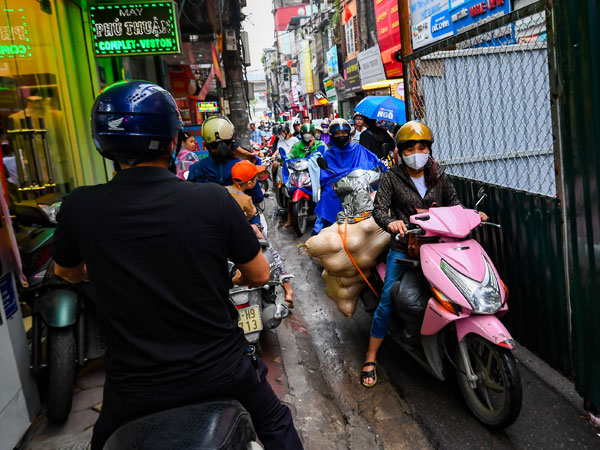Vẹo người lái xe máy qua lối đi 'con kiến' ở Hà Nội
