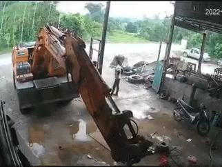 Clip: Đứng cạnh máy xúc đang di chuyển, người đàn ông bất ngờ đổ gục vì lý do 'họa vô đơn chí'