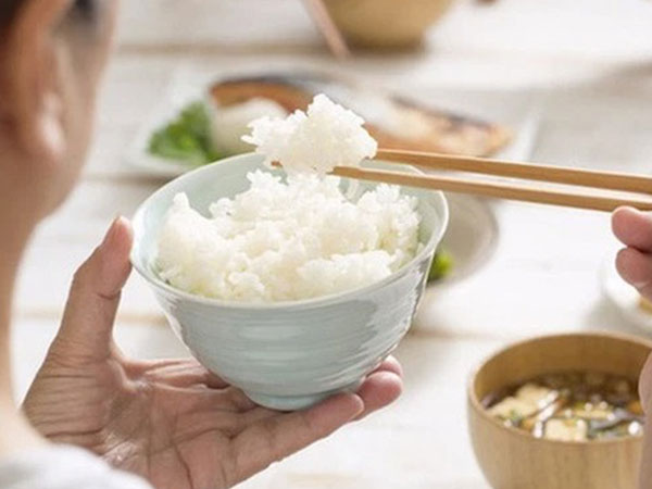 8 thói quen ăn cơm 'độc hại' của người Việt, hãy thay đổi ngay trước khi dạ dày, thực quản 'rước' đủ thứ bệnh