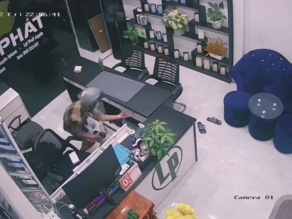 Camera tố 2 tên trộm táo tợn cắt khóa cửa hàng điện thoại trong đêm