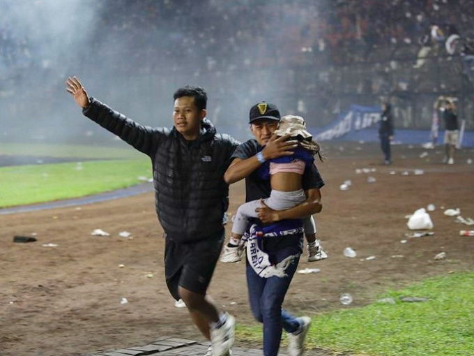 Số người thiệt mạng trong 'thảm kịch lịch sử của thể thao Indonesia' tăng vọt