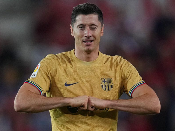 Lewandowski ghi bàn duy nhất, Barca chiếm đỉnh La Liga