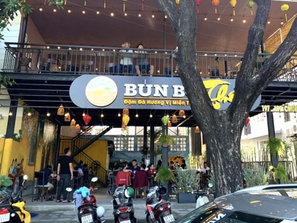 Tạm đình chỉ công tác phó trưởng phòng ném tiền tung tóe trong quán bún