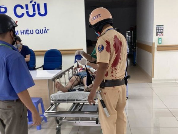 MXH khen ngợi anh CSGT đưa cô gái bị nạn đi cấp cứu, áo dính đầy máu