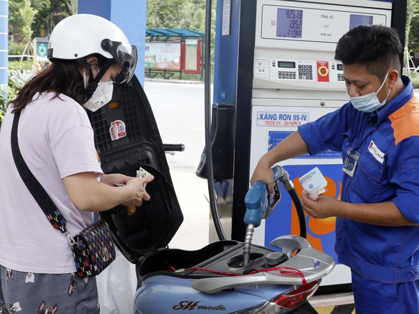 Không ngoài dự đoán, giá xăng tiếp tục giảm mạnh