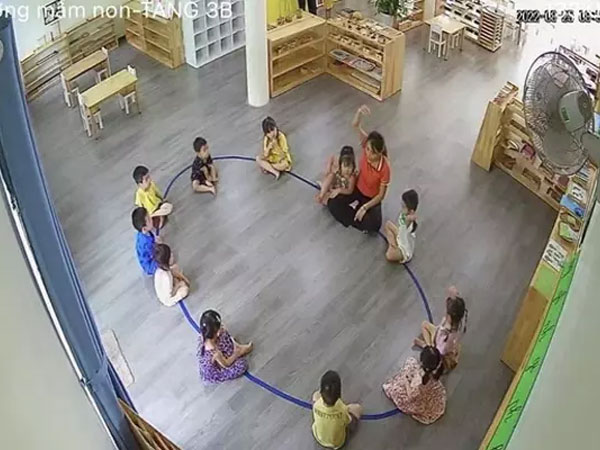 Học sinh mầm non tư thục nghi bị bỏ đói, ném xô, tát vào mặt