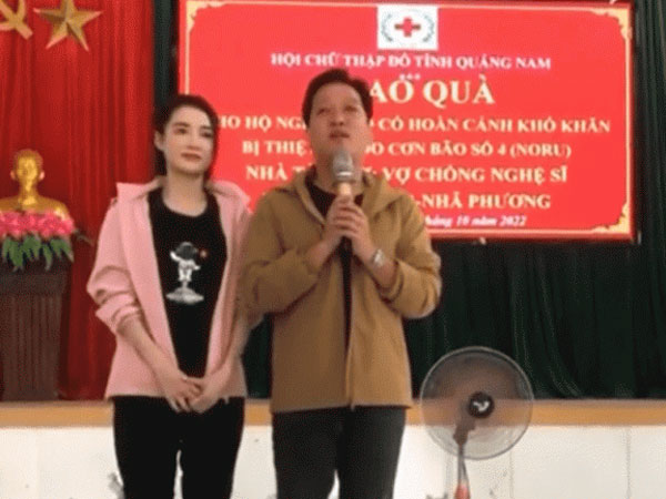 Không kêu gọi rầm rộ, vợ chồng Trường Giang - Nhã Phương tự bỏ tiền túi lặng lẽ về Quảng Nam giúp đỡ người dân vùng lũ