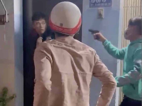 Xác minh clip thanh niên cầm súng doạ bắn người trong quán ăn