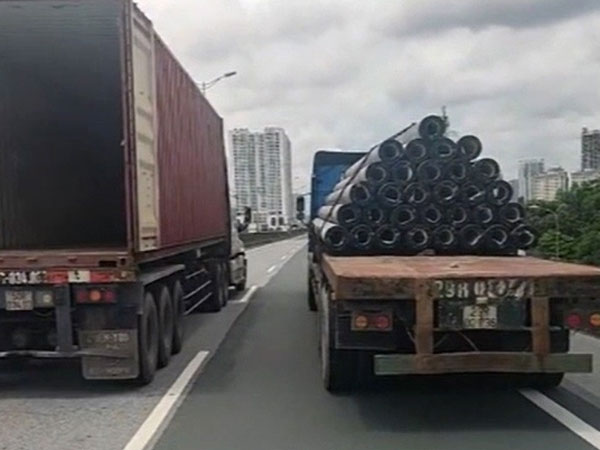Công an Hà Nội triệu tập 2 chủ xe container dàn hàng chắn đường Vành đai 3