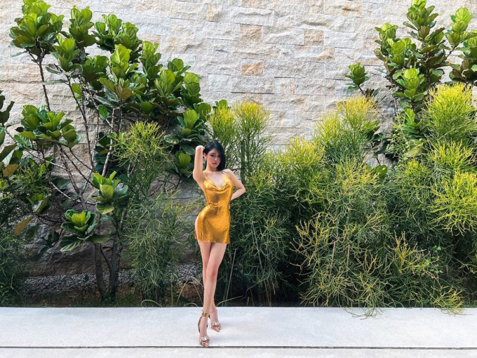 Diện 'váy dát vàng', hot girl hở nguyên vòng 3 phản cảm