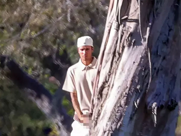 Justin Bieber bị chụp ảnh tiểu bậy trên sân golf
