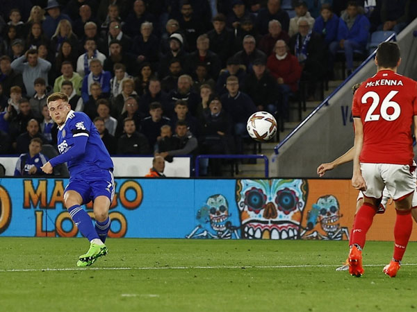 Maddison lập cú đúp, Leicester lần đầu giành chiến thắng ở Ngoại hạng Anh