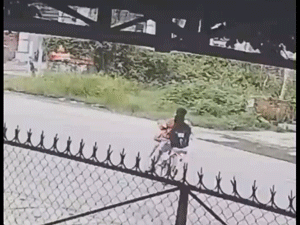 Clip: Tai nạn khi sang đường, nhưng hành động sau đó của hai nhân vật khiến người đi đường đều thương cảm
