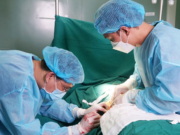 Người phụ nữ bị hoại tử vùng bụng sau khi tiêm tan mỡ