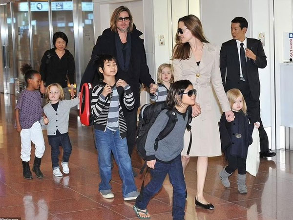 Angelina Jolie đệ đơn tố Brad Pitt bóp cổ, đánh vào mặt con