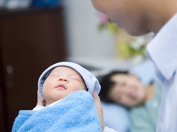 Vợ đi sinh, chồng khiến mọi người cười lăn: 'Vợ con mở 2 mét rồi', 'Sau bao nhiêu ngày em bé mới mở mắt?'