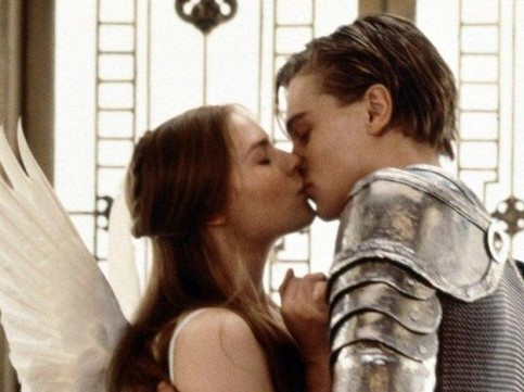Nụ hôn đầu tuyệt đẹp trong 'Romeo và Juliet'