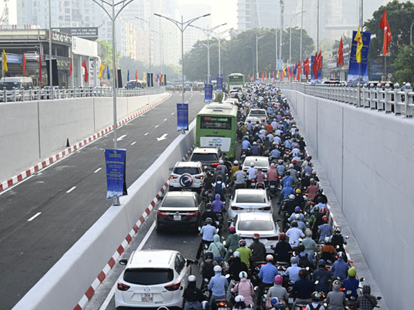 Sau thông xe, phương tiện đi lại qua hầm chui Lê Văn Lương thế nào?