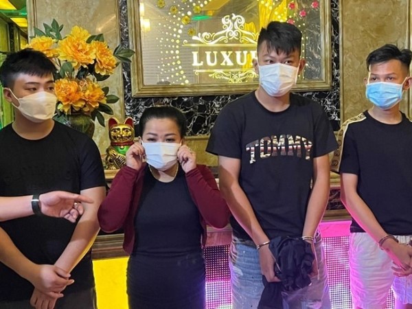 Bắt nữ chủ quán karaoke Luxury Hồng Phúc