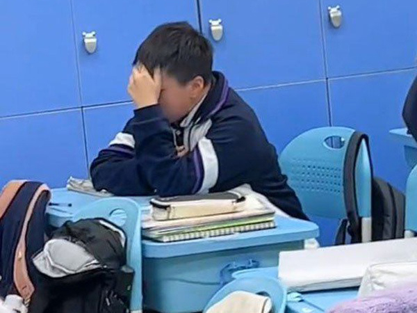 Cậu bé ngồi ôm mặt khóc trong lớp vì kết quả thi chỉ đạt 147/150 điểm, dân tình: 'Nỗi đau này mình không hiểu được'