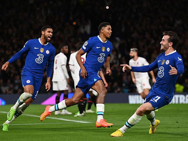 Aubameyang lại tỏa sáng, Chelsea đập tan Milan