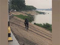 Clip: Thanh niên 'cố chấp', nhất quyết không chịu lên đường chính mà cố đạp xe trên bờ kè dốc trơn trượt