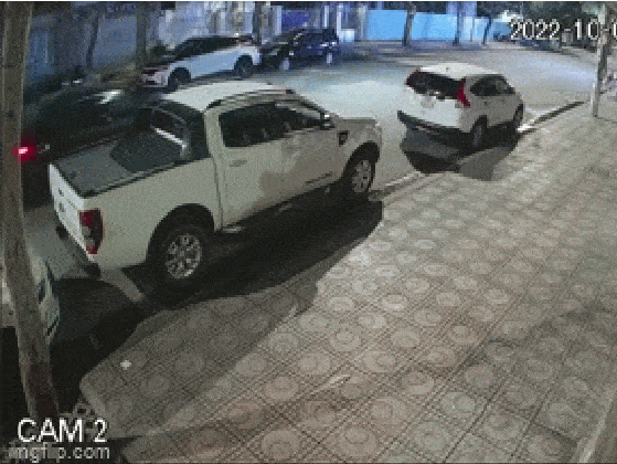 Tài xế phóng nhanh tông liên hoàn làm hư hỏng 4 xe ô tô, hai xe xếp chồng lên nhau
