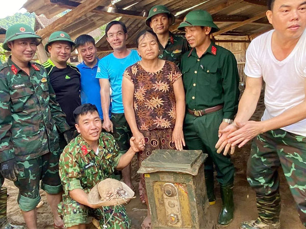 Bộ đội đào được két sắt có nhiều tiền, vàng trả lại dân bị lũ quét