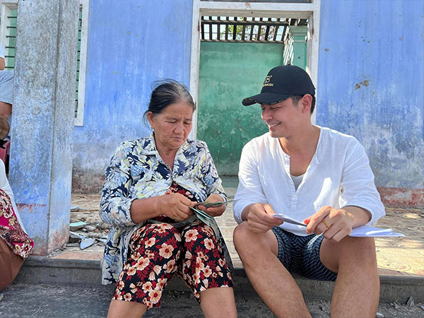Bị netizen chê 'hơi xáo và cải lương' khi chia sẻ về chuyện làm từ thiện, MC Phan Anh đáp trả khéo léo