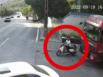 Clip: Thoát chết trong gang tấc nhờ 'bỏ của chạy lấy người'