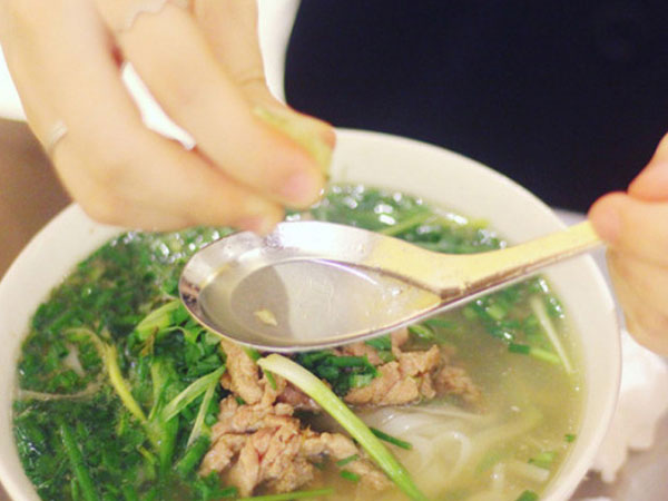 Có nên vắt chanh vào tô phở nóng? Chuyên gia chỉ ra sai lầm khi ăn phở hầu hết người Việt đều mắc phải