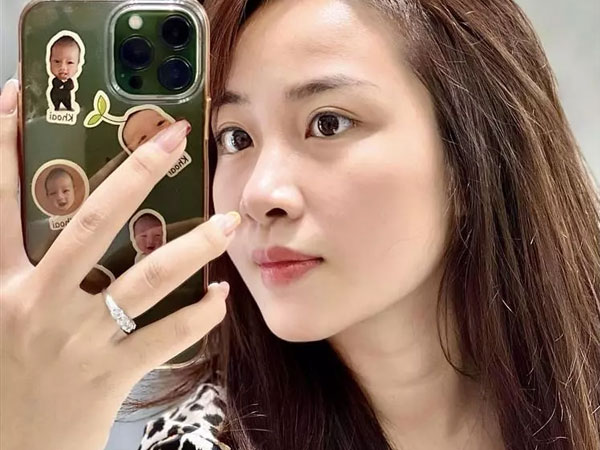 Nhan sắc vợ Phan Văn Đức 'ăn đứt' CAM thường