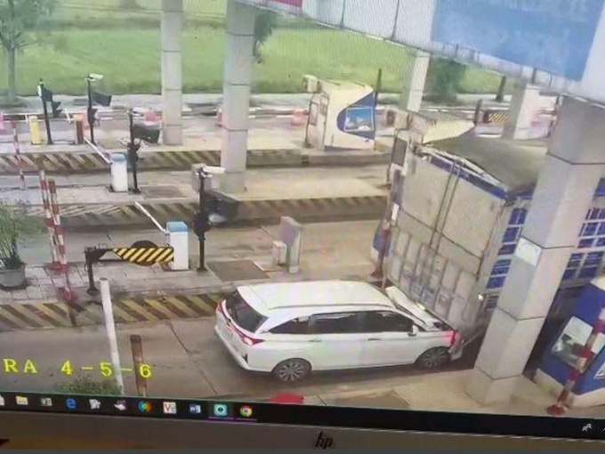Ô tô con nát đầu do húc đuôi xe tải, 'lộ mặt' 18 lần trốn trạm thu phí