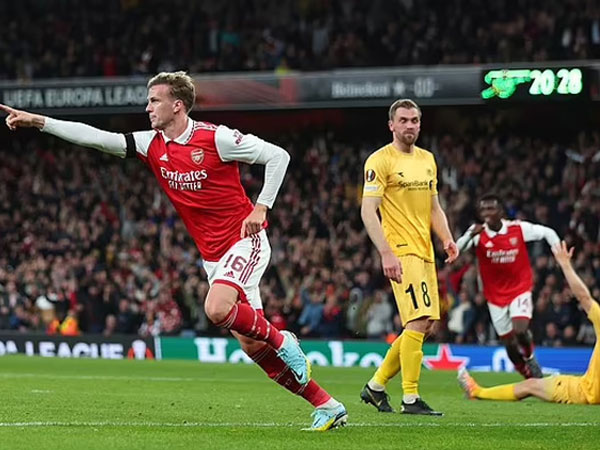 Kép phụ tỏa sáng, Arsenal trở lại ngôi đầu