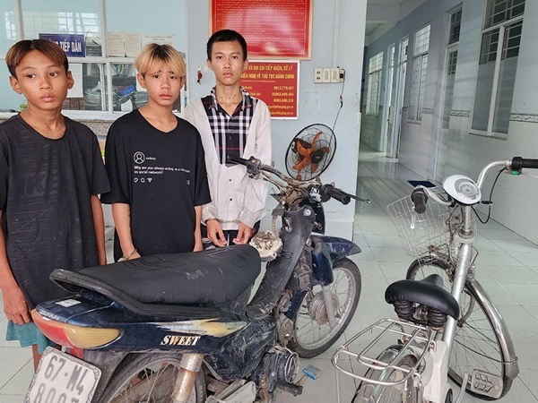 Đang tại ngoại để điều tra, 3 thiếu niên vẫn mang dao đi chặn cướp học sinh