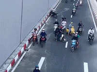 Ngán ngẩm với cảnh quay xe đi ngược chiều hàng loạt tại hầm chui Lê Văn Lương ngày đầu thông xe