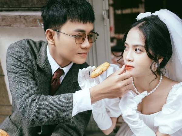 Vừa lên xe hoa, bồ cũ Quang Hải bị gái lạ 'dằn mặt' đòi trả chồng, chuyện gì đây?