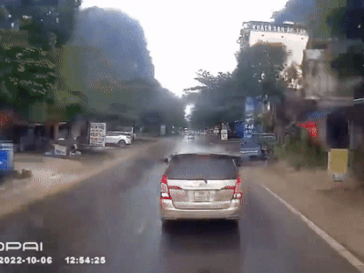 Clip: Xe 3 bánh lùi ẩu khiến 2 ô tô gặp tai vạ