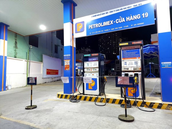 Thêm nhiều cây xăng khan hàng, bán cầm chừng cho khách