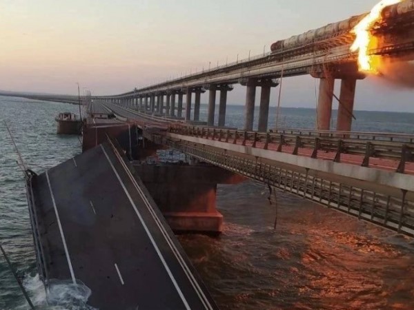 Nga phong tỏa cầu Crimea vì tàu chở nhiên liệu bốc cháy