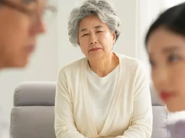 Vào ngày chia tài sản, chúng tôi bất ngờ với sự có mặt của cô hàng xóm