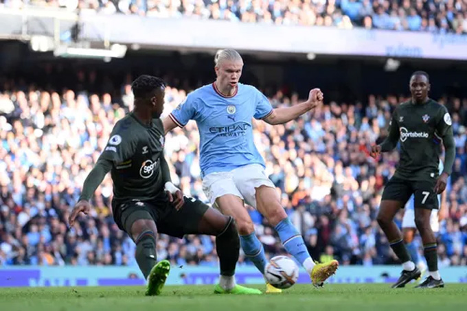 Haaland ghi bàn thứ 15 ở Ngoại hạng Anh, Man City chiếm đỉnh bảng của Arsenal