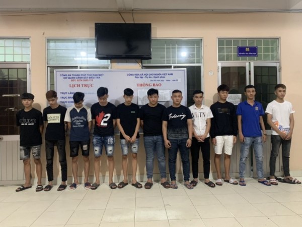 Hẹn đối thủ 'huyết chiến' nhưng không gặp, đập phá ô tô người đi đường
