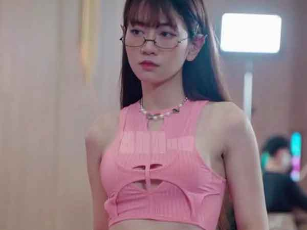 Lê Bống bị chụp lén, nhan sắc thật hiện rõ qua cam thường
