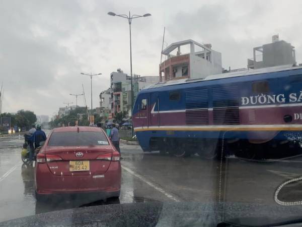 Gác chắn quên hạ, tàu trên đường vào ga Sài Gòn phải dừng khẩn cấp