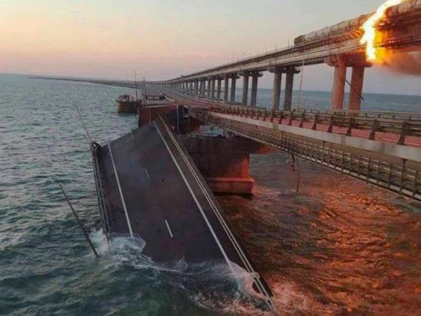 Nga điều tra vụ nổ sập cầu ở Crưm, Ukraine tuyên bố 'mới chỉ là khởi đầu'