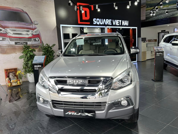 Xe 'ế' Isuzu mu-X đời cũ giảm giá sâu nhất phân khúc